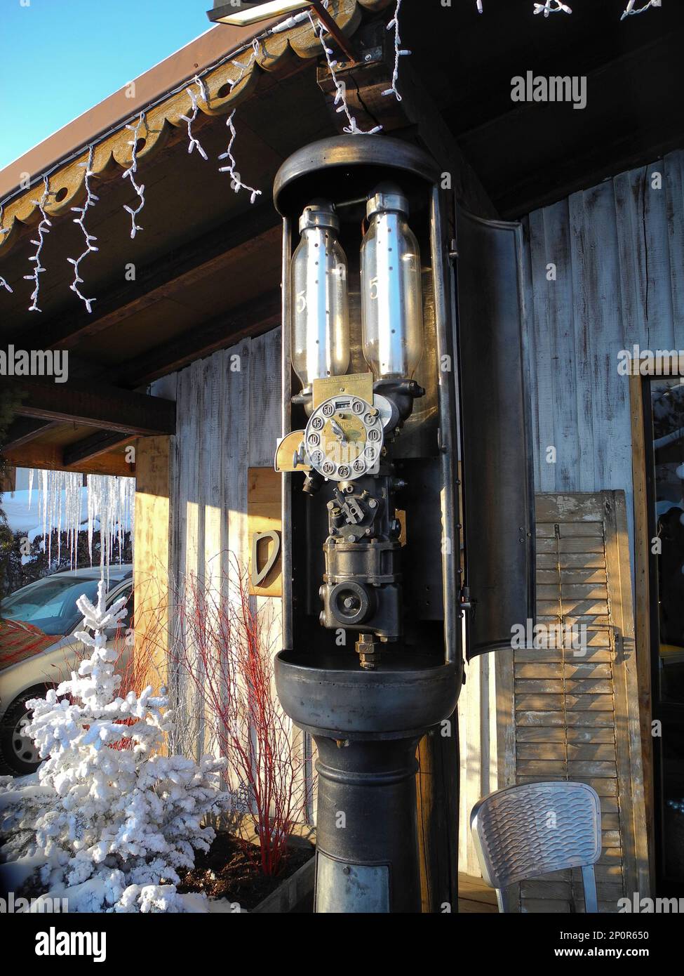 Alte Kraftstoffpumpe in den Alpen Stockfoto