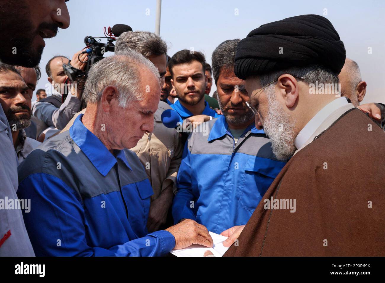 2. März 2023, Bushehr, Bushehr, Iran: Iranischer Präsident EBRAHIM RAISI besucht das iranische LNG-Projekt im südlichen Pars Gas-Kondensat-Feld im Iran in Bushehr, Iran. Raisi, der während der zweiten Runde der Provinzreisen der Volksverwaltung in die Provinz Bushehr gereist ist, besuchte den Prozess des iranischen LNG-Projekts, des iranischen Erdgasverflüssigungsprojekts, und wurde von den Projektleitern informiert. Das Projekt erstreckt sich auf eine Fläche von 200 Hektar mit einem physischen Fortschritt von 50 %, einschließlich zwei betrieblicher LNG-Produktionslinien mit einer jährlichen Gesamtkapazität von 10,8 Mio. Tonnen, was darüber hinaus der Fall ist Stockfoto