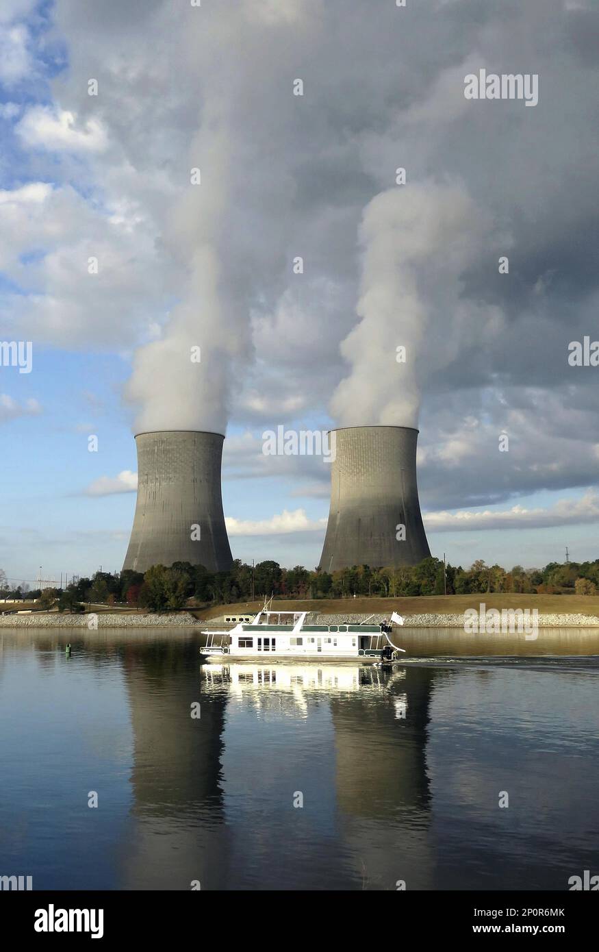 A picture shows cooling towers of the Watts Bar nuclear rpower station, the U.S power supplier, the right one is the Unit2’ on Oct. 19. The nuclear reactor started a commercial operation, in Tennessee, ane will be the first nuclear reactor to come online in the United States in the past 20 years.( The Yomiuri Shimbun via AP Images ) Stockfoto