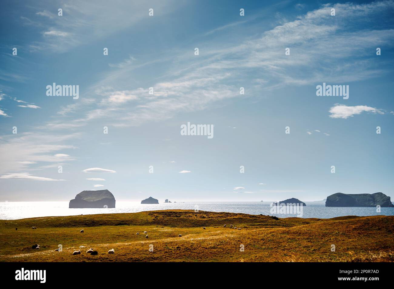 Vestmannaeyjar Island Beach View mit Surtsey Insel im Hintergrund. Island Landschaft Stockfoto