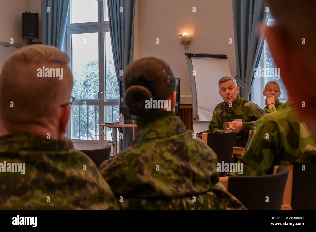 Chief Master Sgt. Leif Bergsell, Senior Enlisted Leader der schwedischen Luftwaffe, spricht während eines nordischen regionalen CSEL-Engagements bei Garrison Uppsala am 23. Januar 2023 in Uppsala, Schweden. Die Vereinigten Staaten sind eine arktische Nation und engagieren sich für die Verwaltung und den Schutz dieser Region. Zusammen mit unseren NATO-Verbündeten und Partnern streben die USA eine sichere, stabile und kooperative arktische Region an. Stockfoto