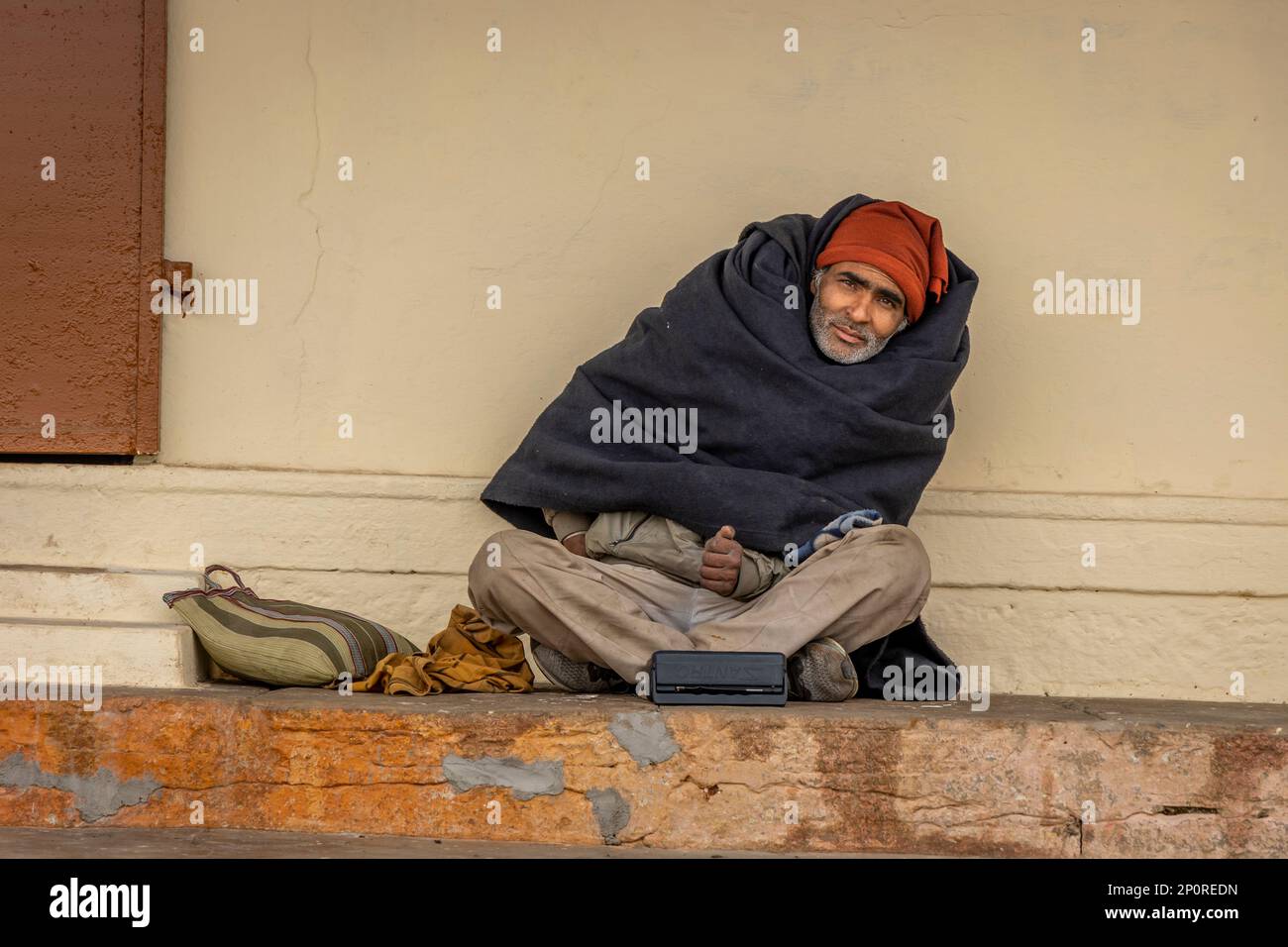 Sadhu - indische heilige Männer sitzen im Tempel. Stockfoto