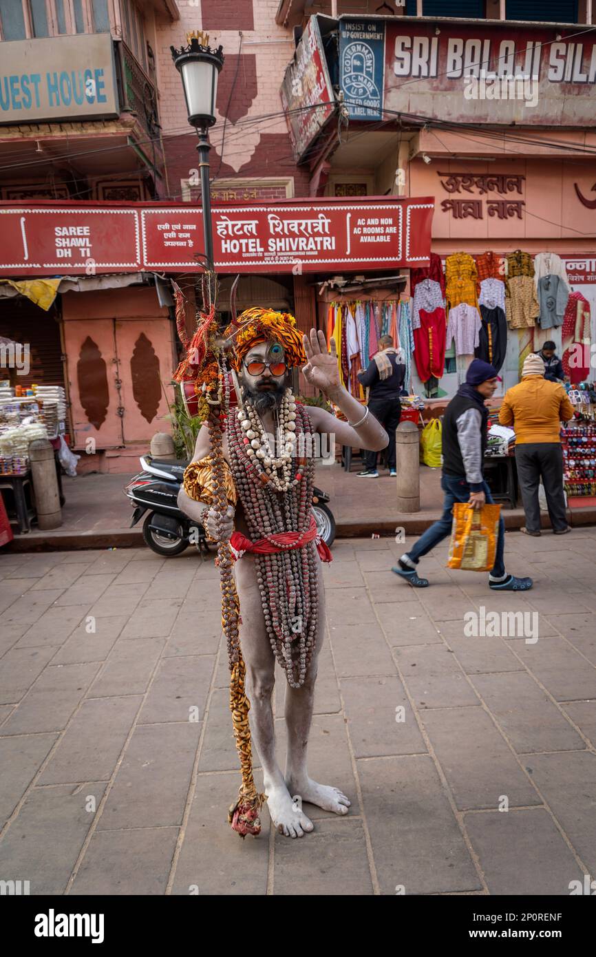 Das Straßenleben der einfachen Menschen aus Varanasi, Indien Stockfoto