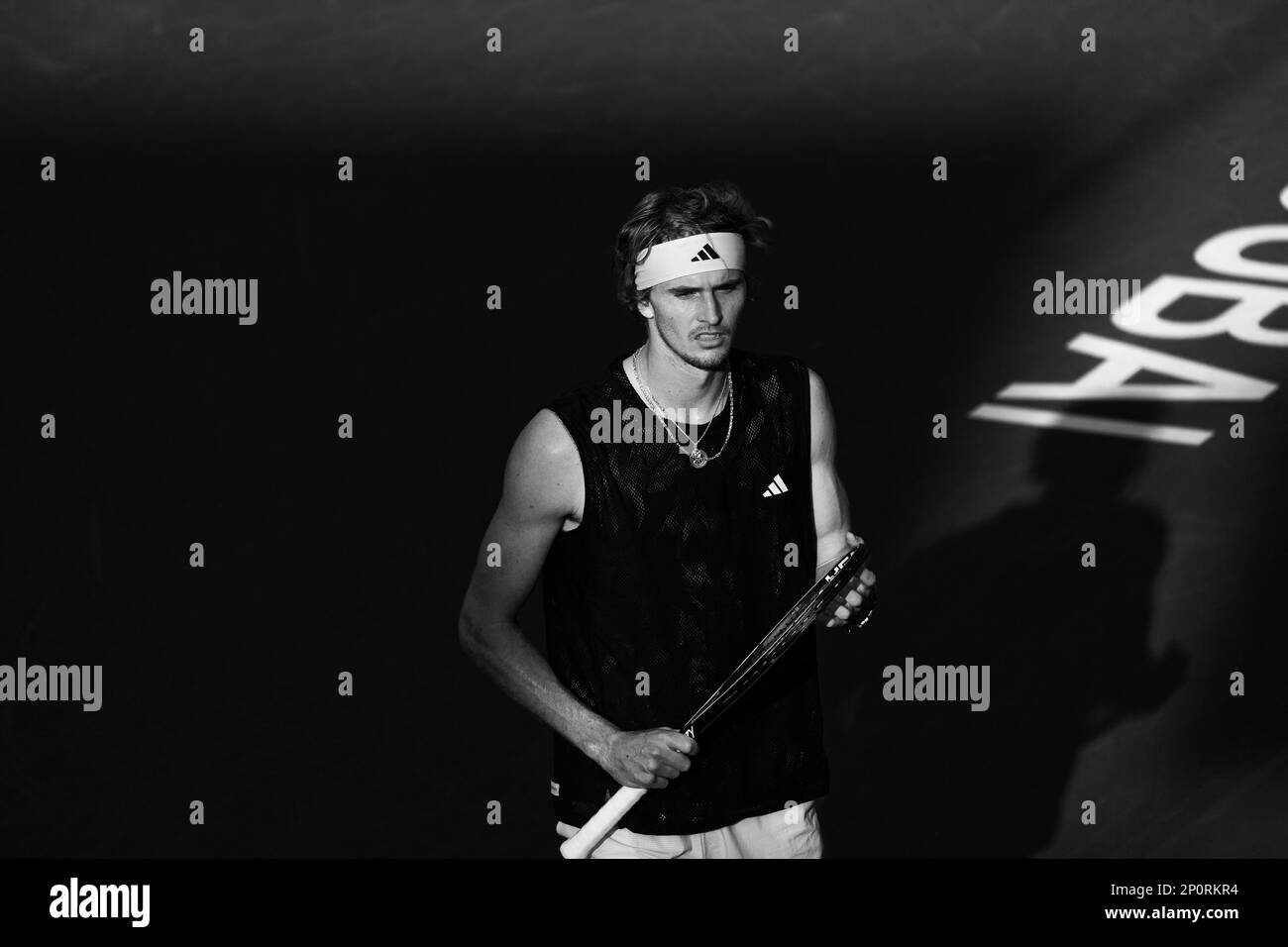 Dubai, Vereinigte Arabische Emirate. Am 02. März 2023 schaut Alexander Zverev aus Deutschland auf sein ATP 500 Dubai Duty Free Tennis Championships 2023. Viertelfinalspiel gegen Lorenzo Sonego aus Italien am 02. März 2023 in Dubai, Vereinigte Arabische Emirate. Foto: Victor Fraile / Power Sport Images Stockfoto