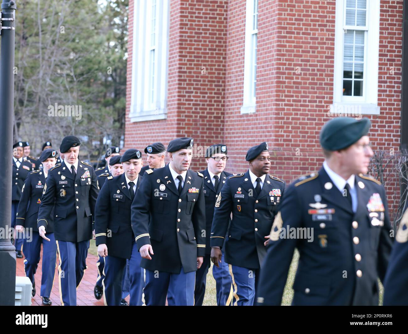 Soldaten der Maryland Army National Guard gehen zum Miller Senate Office Building in Annapolis, Maryland 18. Januar 2023 zur Amtseinführung von Gouverneur Wes Moore. Stockfoto