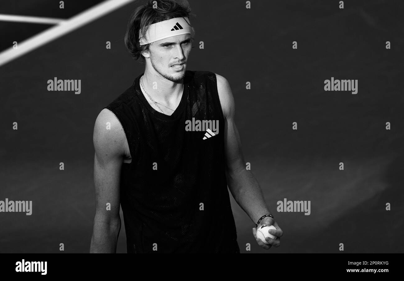 Dubai, Vereinigte Arabische Emirate. Am 02. März 2023 schaut Alexander Zverev aus Deutschland auf sein ATP 500 Dubai Duty Free Tennis Championships 2023. Viertelfinalspiel gegen Lorenzo Sonego aus Italien am 02. März 2023 in Dubai, Vereinigte Arabische Emirate. Foto: Victor Fraile / Power Sport Images Stockfoto