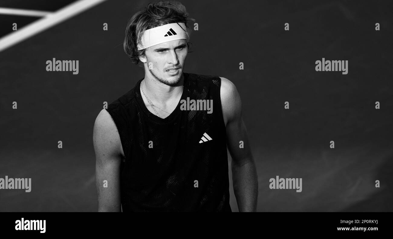 Dubai, Vereinigte Arabische Emirate. Am 02. März 2023 schaut Alexander Zverev aus Deutschland auf sein ATP 500 Dubai Duty Free Tennis Championships 2023. Viertelfinalspiel gegen Lorenzo Sonego aus Italien am 02. März 2023 in Dubai, Vereinigte Arabische Emirate. Foto: Victor Fraile / Power Sport Images Stockfoto