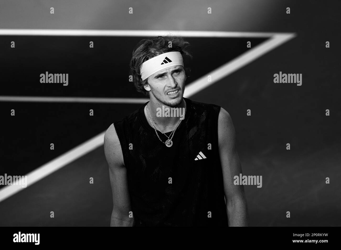 Dubai, Vereinigte Arabische Emirate. Am 02. März 2023 schaut Alexander Zverev aus Deutschland auf sein ATP 500 Dubai Duty Free Tennis Championships 2023. Viertelfinalspiel gegen Lorenzo Sonego aus Italien am 02. März 2023 in Dubai, Vereinigte Arabische Emirate. Foto: Victor Fraile / Power Sport Images Stockfoto