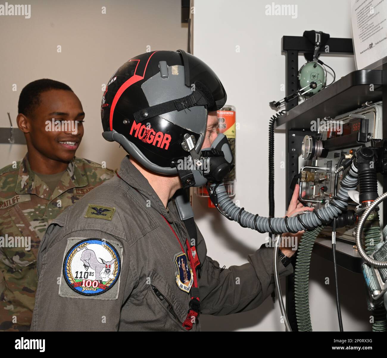 Colonel Mathew Calhoun, 131. Bombenflügelkommandant, führt Vorflugkontrollen am Whiteman Air Force Base, Missouri, am 2. Februar 2023 durch. Calhoun geht zu seinem Schließfach, um die Ausrüstung für seinen Flug anzuziehen. Stockfoto