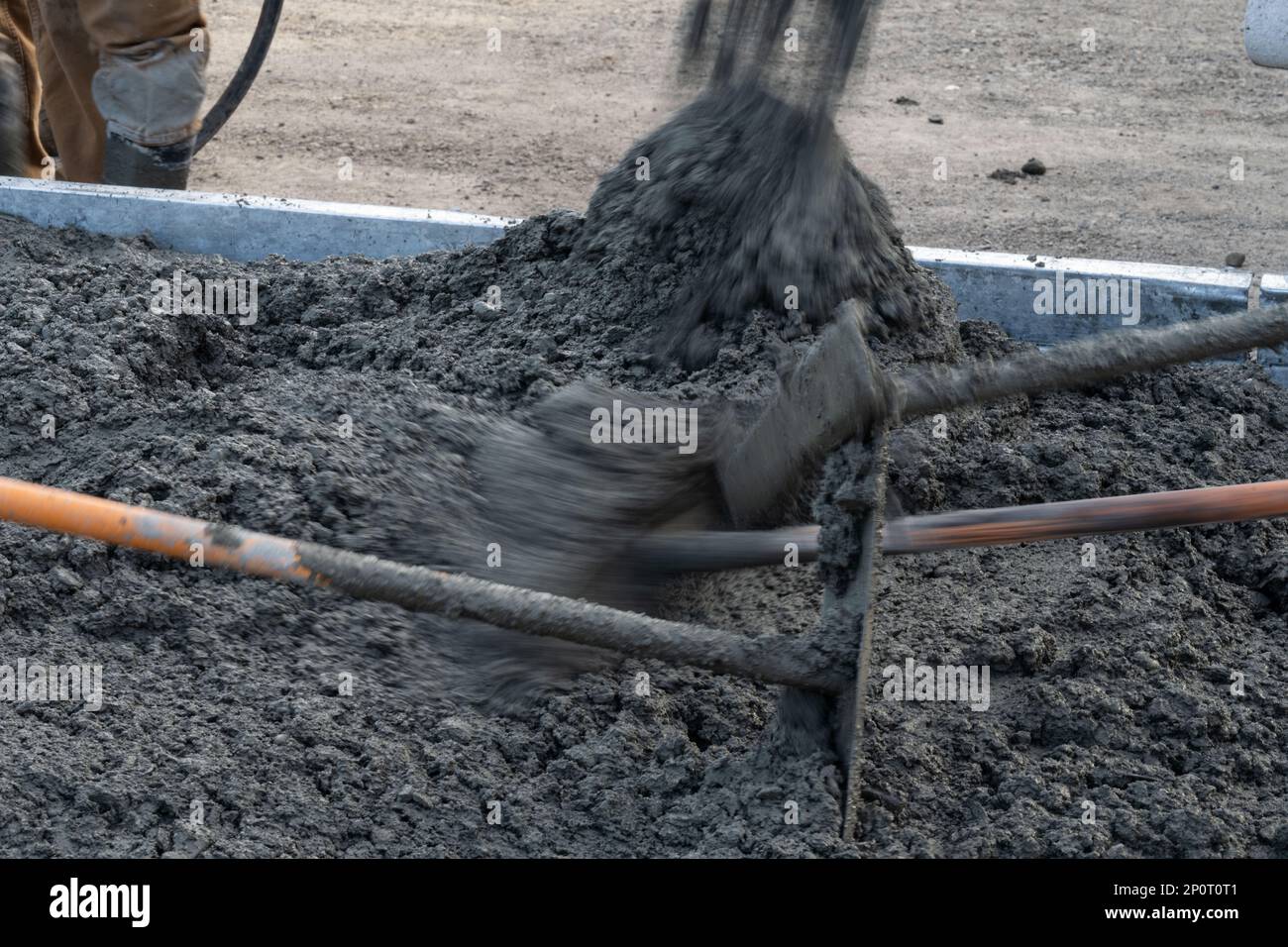Im Rahmen eines Trainingsereignisses am Basa Air Base, Philippinen, unterstützen die Flieger der 819. RED HORSE Squadron vom Luftwaffenstützpunkt Malmstrom, Montana, die Philippinen am 25. Januar 2023 beim Gießen von Beton. Diese Veranstaltung war eine von vielen, die sich über zwei Wochen auf den Philippinen ereigneten, und umfasste den Austausch von Fachleuten über Wartung, Warmgrubenbetankung, Reparatur von Flugplatzschäden und Logistik. Stockfoto