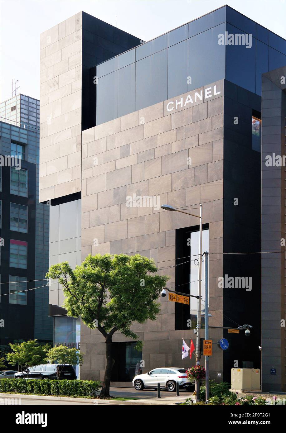 Seoul, Südkorea - Mai 2019: Chanel Flaggschiff Boutique mit seiner modernen Architektur, monolithischer Struktur, schwarzer Fassade, Lavastein Stockfoto