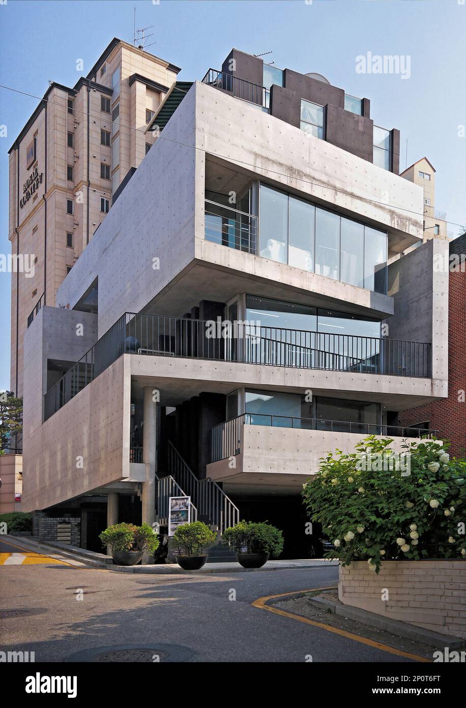 Seoul, Südkorea - Mai 2019: Bati rieul-Betonbürogebäude im L'EAU-Design. Mehrschichtige Hüllstruktur und moderne Architektur Stockfoto