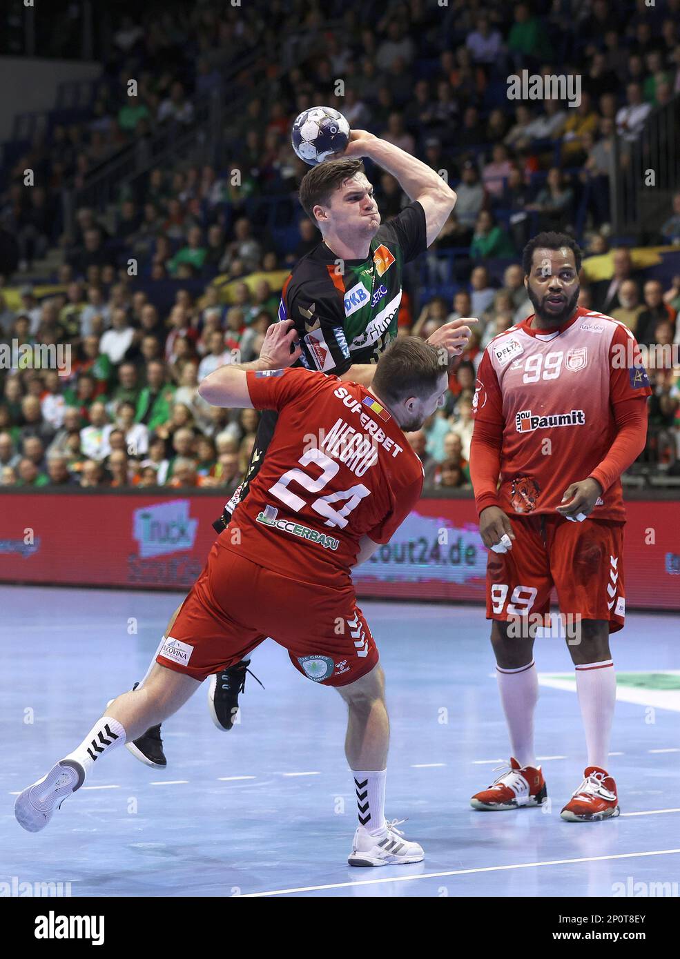 Magdeburg, Deutschland. 02. März 2023. Handball: Champions League, SC Magdeburg - Dinamo Bukarest, Gruppenbühne, Gruppe A, Matchday 14, GETEC Arena. Magdeburgs Kay Smits (M) spielt gegen Bukarests Nicusor Andrei Negru (l) und Cedric Sorhaindo. Kredit: Ronny Hartmann/dpa/Alamy Live News Stockfoto