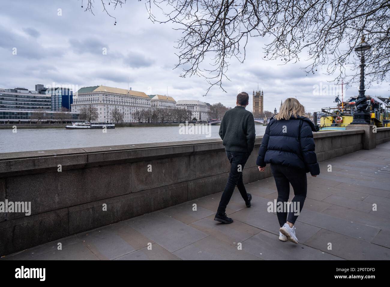 London, Großbritannien. 3. März 2023 Fußgänger am Ufer der Themse mit Blick auf das Hauptquartier des Themsenhauses von MI5 . MI5 Agenturen und Nachrichtendienste wurden nach einer offiziellen Untersuchung kritisiert eine „bedeutende Chance“ wurde versäumt, den Bombenanschlag von Salman Abedi auf die Manchester Arena am 22. Mai 2017 zu stoppen, bei dem 23 Menschen, einschließlich des Angreifers, getötet und 1.017 verletzt wurden. Kredit: amer Ghazzal/Alamy Live News Stockfoto