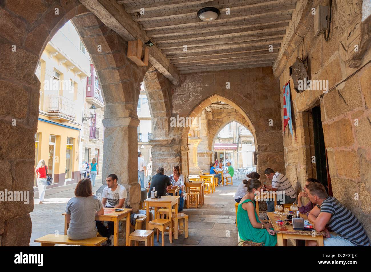 Leute, die draußen an Tischen einer Bar in Noia, Galicien, Spanien trinken Stockfoto