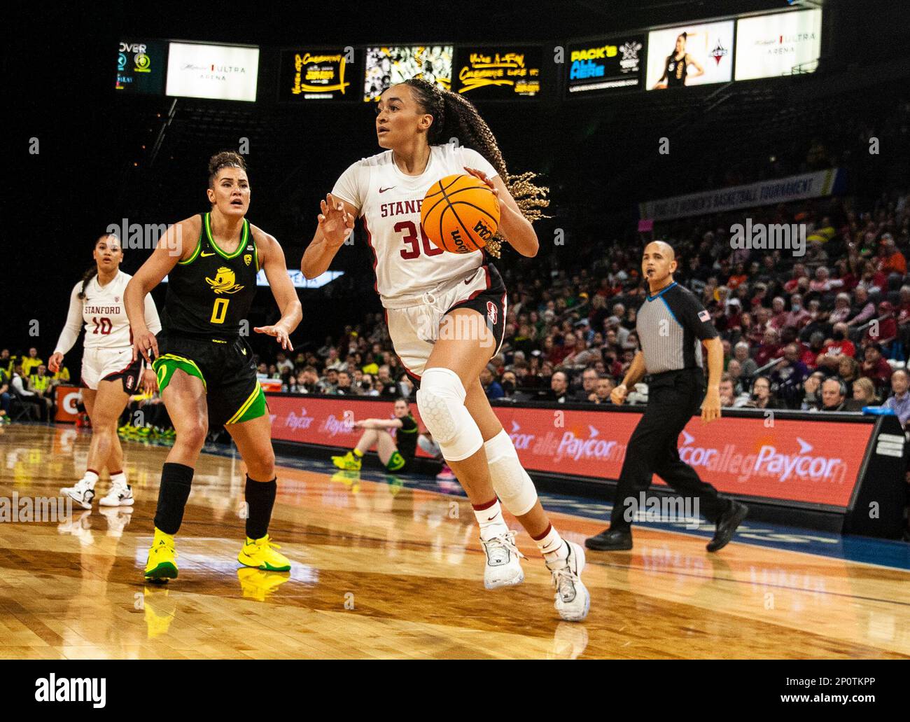 LasVegas, NV, USA. 02. März 2023. A. Stanford Guard Haley Jones (30) geht beim NCAA Women's Basketball Pac -12 Tournament Quarterfinals Game zwischen Oregon Ducks und dem Stanford Cardinal auf den Basketball. Stanford schlug Oregon 76-65 in der Mandalay Bay Michelob Arena Las Vegas, NV. Thurman James /CSM/Alamy Live News Stockfoto