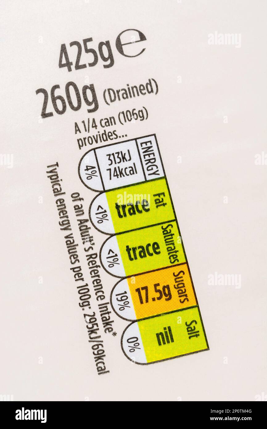 Nahrungsmittel-Ampelstreifen auf dem Papieretikett von Morrisons Ananaskonserven. Für Informationen zur Ernährung und Nährwertkennzeichnung in Großbritannien. Stockfoto