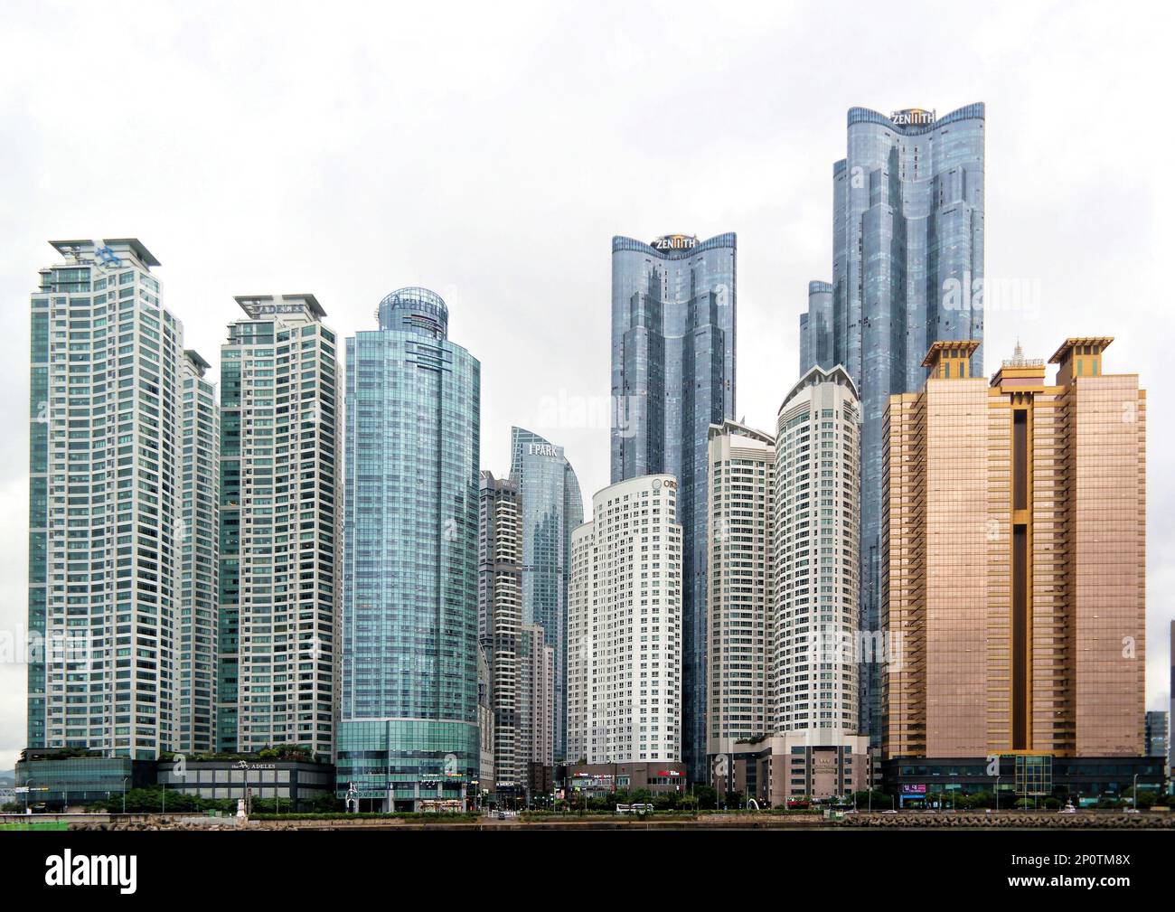 Busan, Südkorea - Mai 2019: Doosan Haeundae Wir haben die Zenith Towers und Wohngebäude in Marine City, Haeundae District Stockfoto