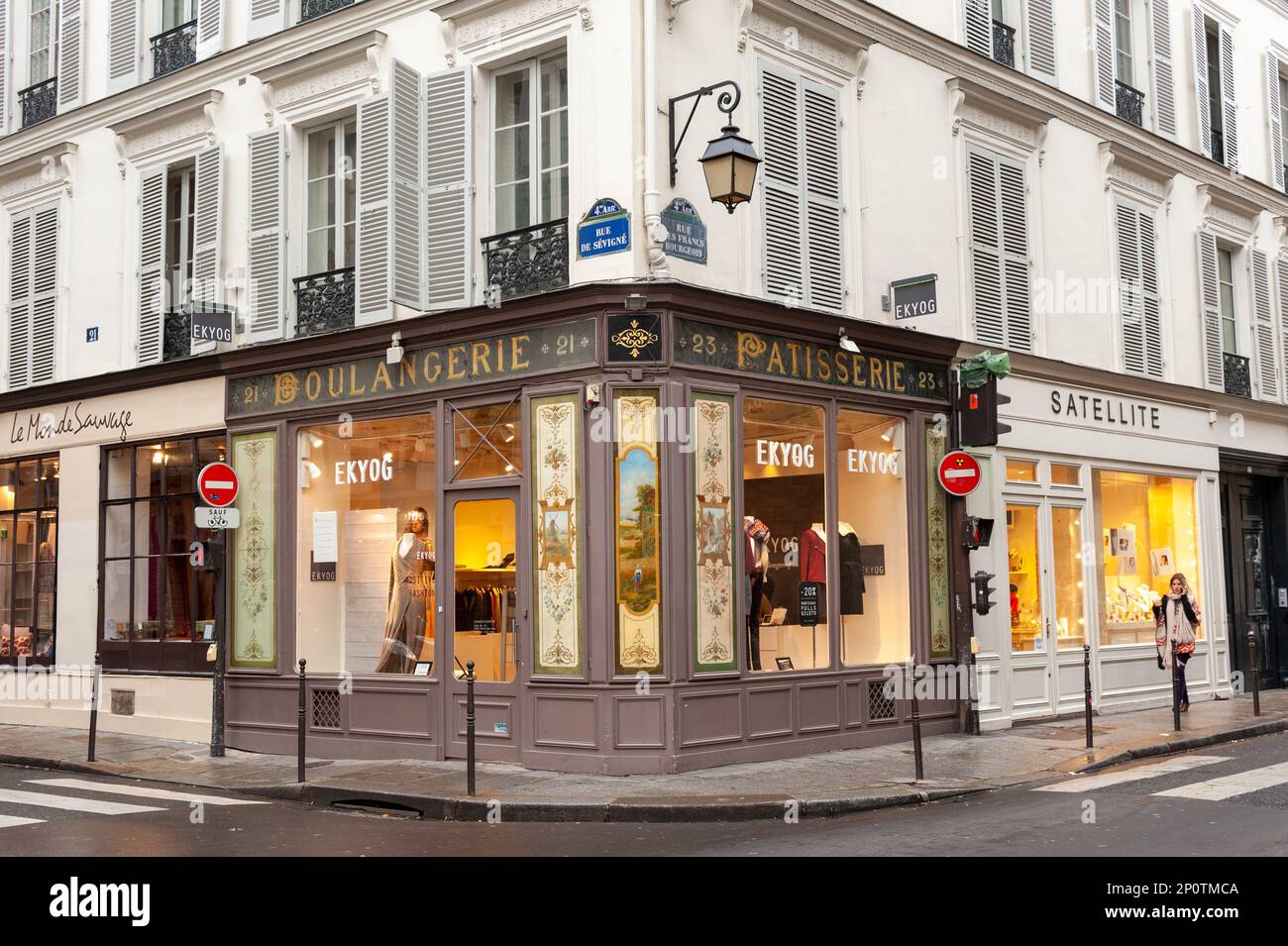 Geschäfte in der Rue des Francs-Bourgeois im Marais-Viertel von Paris, Frankreich Stockfoto