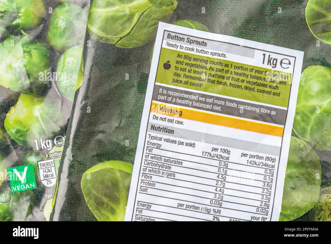 Nahaufnahme von Morrisons Eigenmarkenpackung mit gefrorenen Sprossen mit Nährwert-/Ernährungsinformationen in einer Box. Für Vegetarier mit Eigenmarken in Großbritannien. Stockfoto