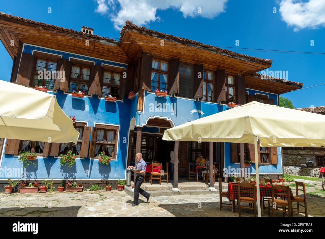 Traditionelles Restaurant in der historischen Stadt Koprivshtitsa, Bulgarien Stockfoto
