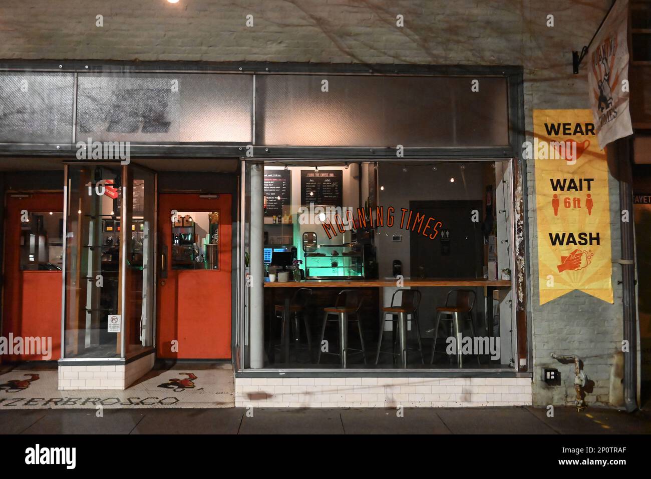 Das Morgencafé in der Innenstadt von Raleigh ist nach Einbruch der Dunkelheit geschlossen. Stockfoto