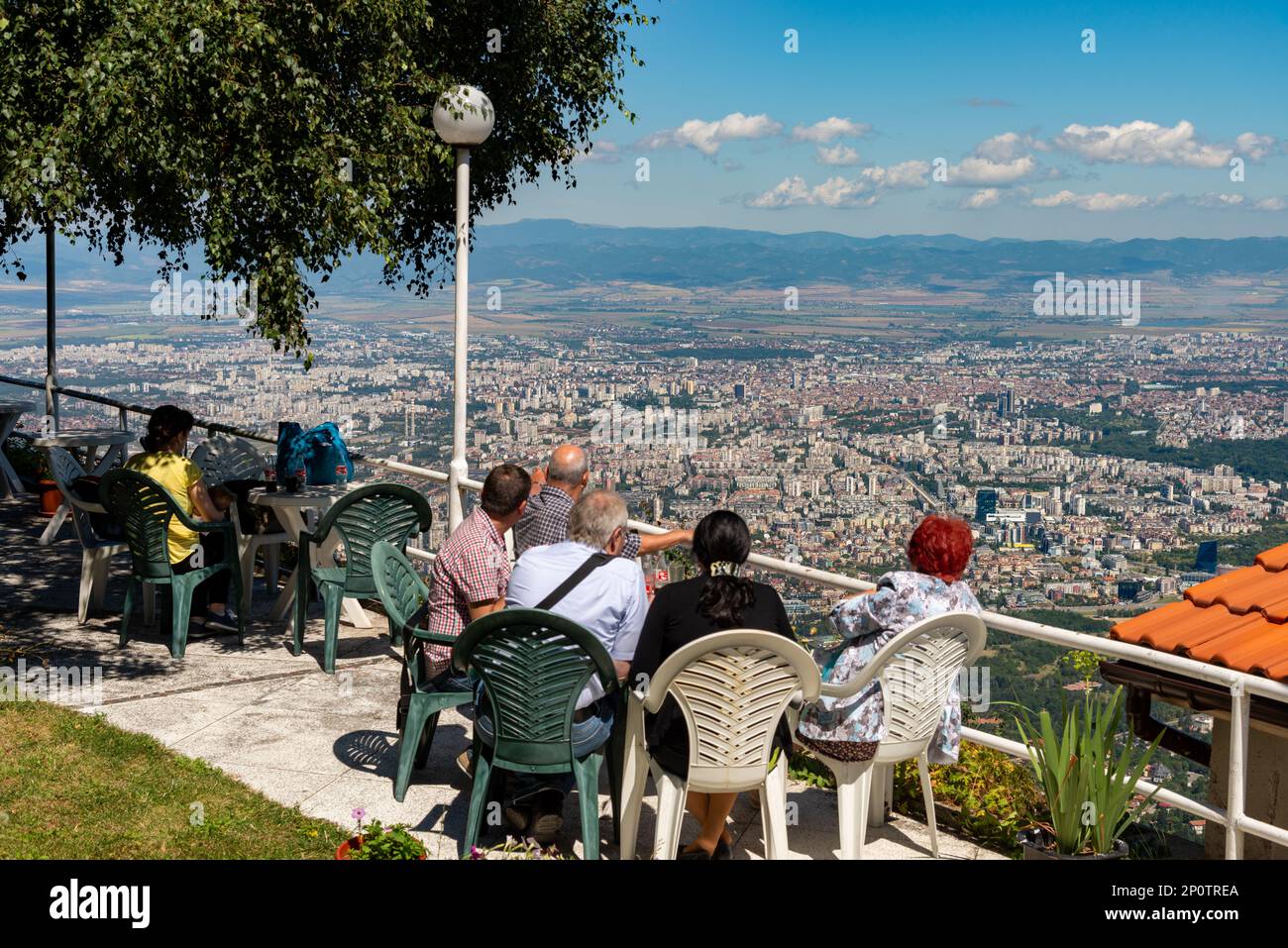 Menschen, die den Blick auf Sofia von einem Café hoch oben auf dem Vitosha-Berg in Bulgarien genießen Stockfoto