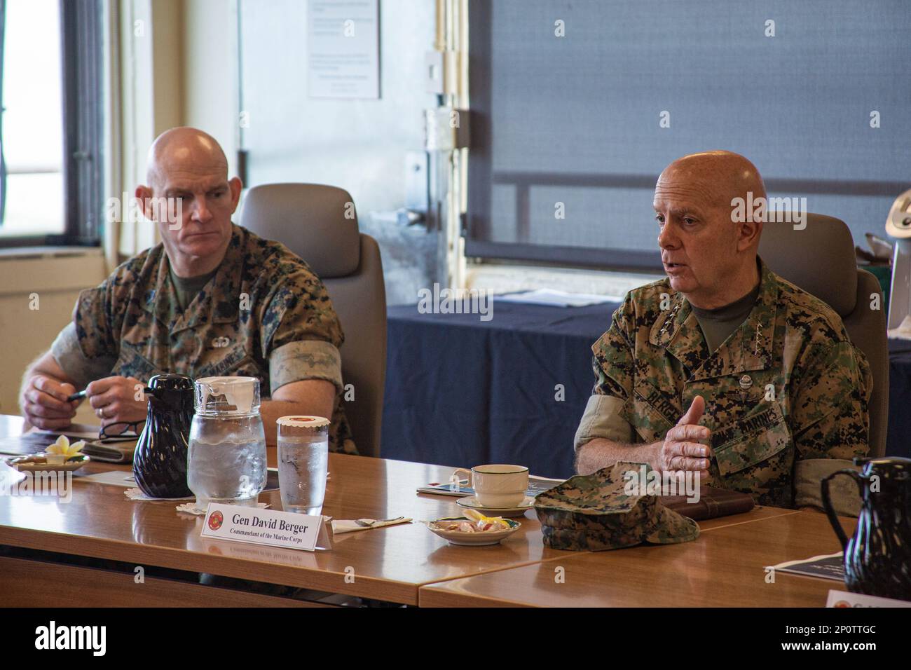 USA General des Marine Corps David H. Berger, 38. Kommandant des Marine Corps, kommentiert einen Auftrag der Marine Corps Base Hawaii Staff Sections während eines Besuchs in MCBH am 1 2023. Februar. General Berger und Sgt. Major Troy E. Black wurden von der MCBH-Leitung und ihren Mitarbeitern über die aktuellen und künftigen Basisoperationen sowie über Umweltmaßnahmen informiert. Stockfoto