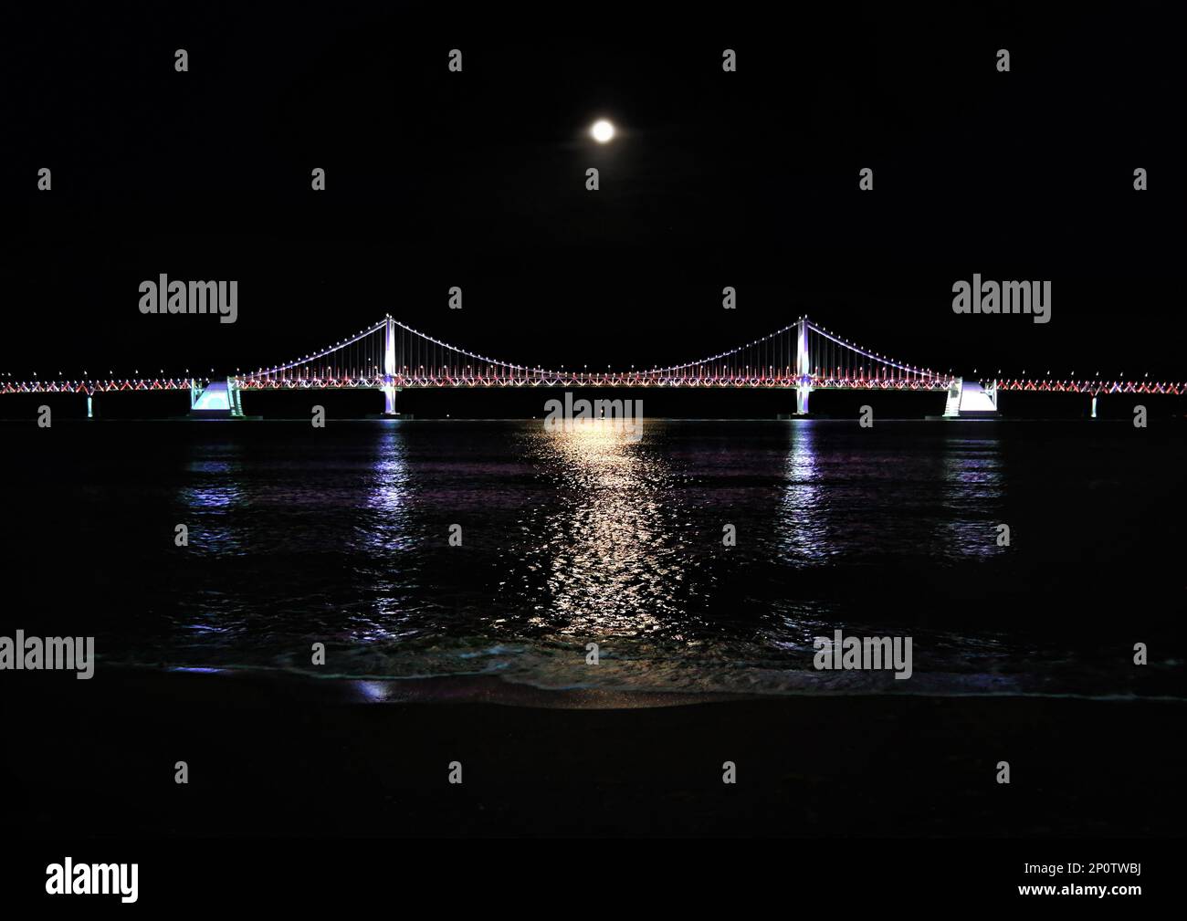 Busan, Südkorea - Mai 2019: Busan Gwangan Brücke vom Gwangalli Strand in der Nacht mit Mond Stockfoto