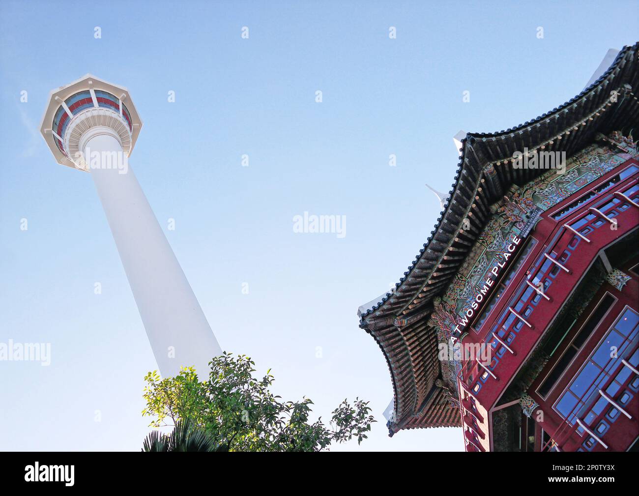 Busan, Südkorea - Mai 2019: Touristenpavillon am Eingang zum Busan Tower im Yongdusan Park Stockfoto