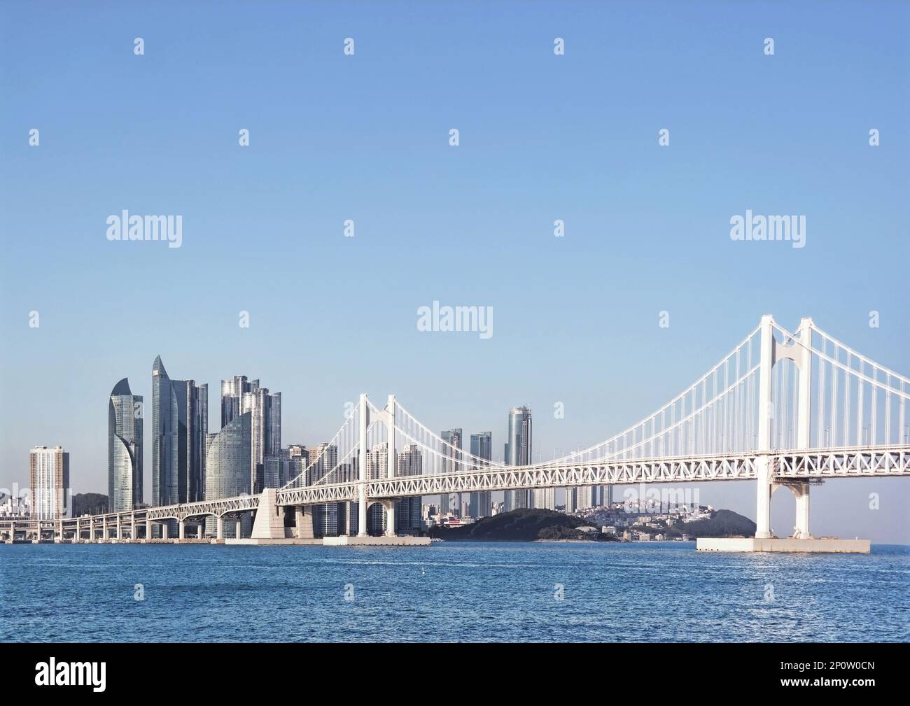 Busan, Südkorea - Mai 2019: Jachthafen-Wolkenkratzer mit Gwangan-Brücke in Haeundae Stockfoto