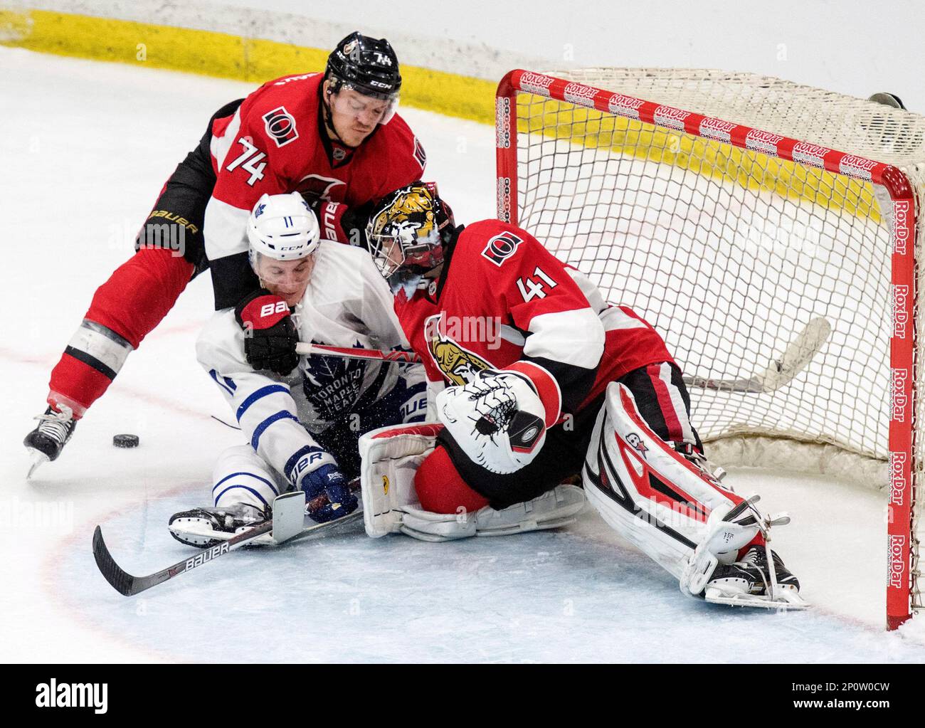 Ottawa Senators goalie Craig Anderson and Ottawa defenceman Mark Borowiecki tie up Toronto Maple Leafs forward Zach Hyman during the third period of an NHL preseason hockey game in Saskatoon, Saskatchewan, Tuesday, Oct. 4, 2016. (Liam Richards/The Canadian Press via AP) Stockfoto