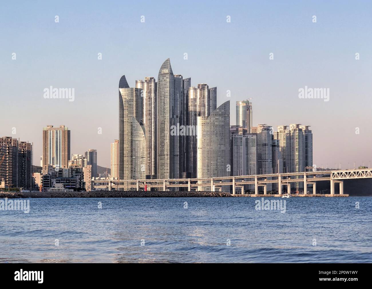 Busan, Südkorea - Mai 2019: Stadtbild des Haeundae-Viertels mit Wolkenkratzern, eines davon, das Hyundai I'Park in Busan von Studio Libeskind entworfen hat Stockfoto