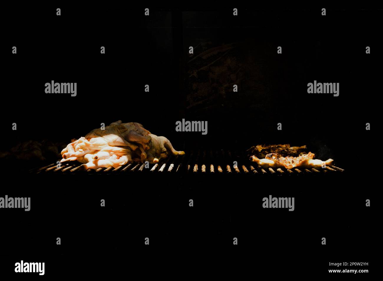 Die zwei Hühner auf einem Ofengrill im Dunkeln Stockfoto