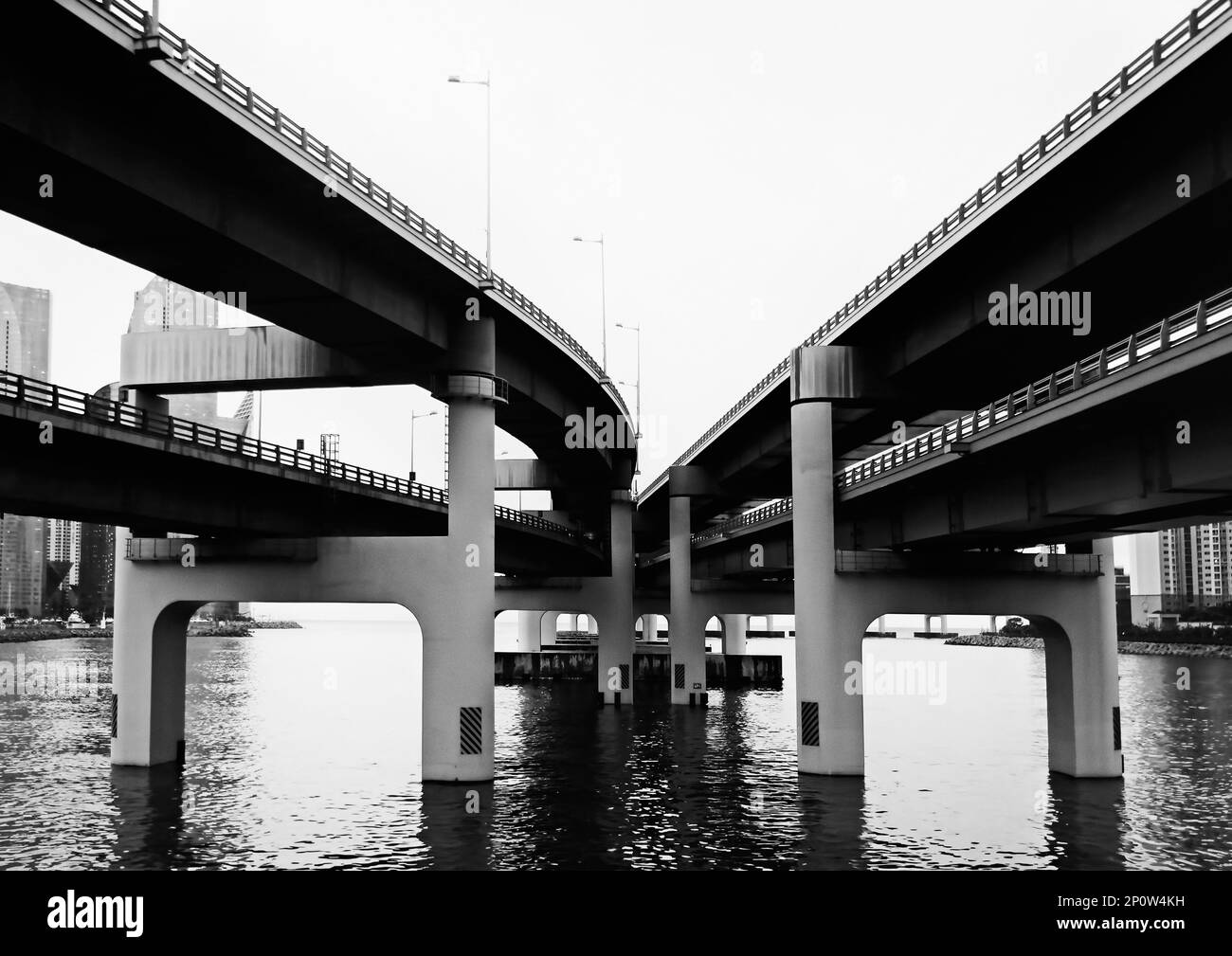 Busan, Südkorea - Mai 2019: Kurvige Autobahnrampen und Bauwerke der Busan Bay Stockfoto