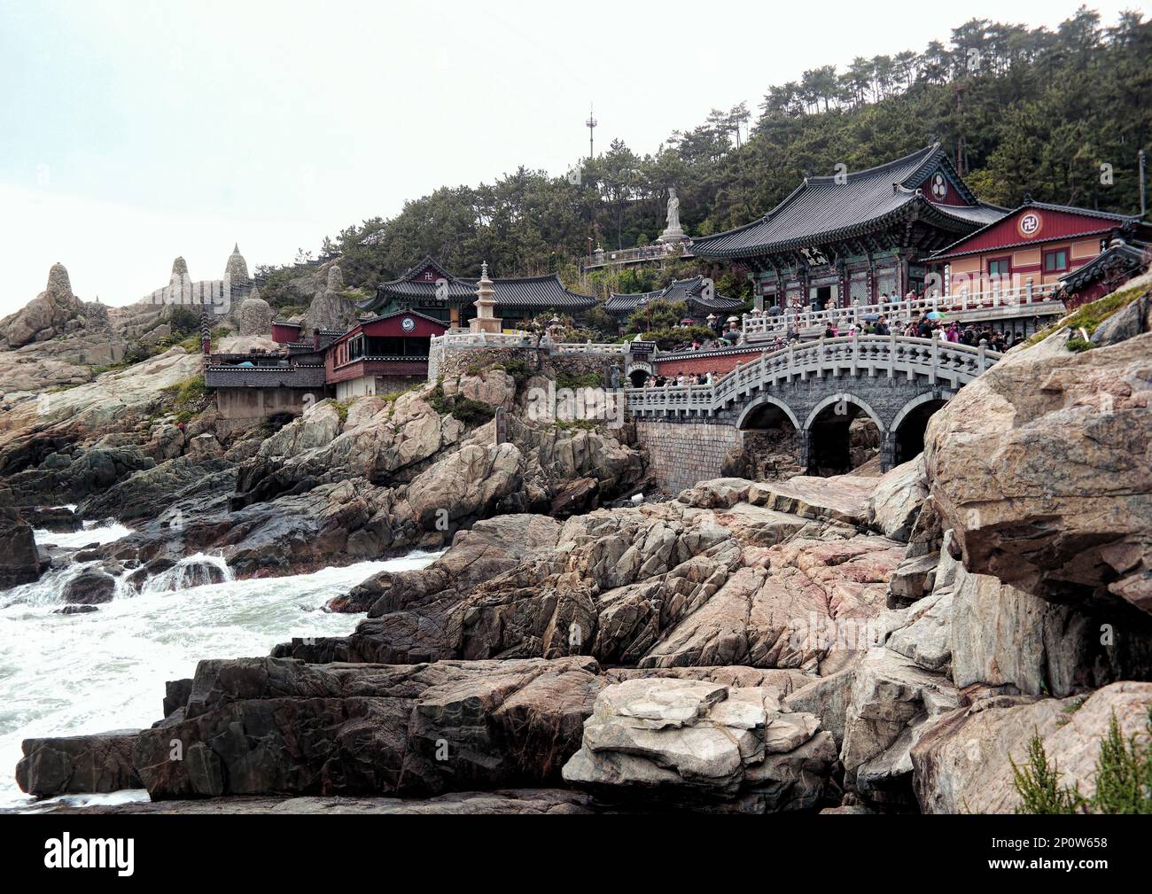 Busan, Südkorea - Mai 2019: Haedong Yonggungsa Tempel mit Wellen auf Meeresfelsen und asiatischer Architektur Stockfoto