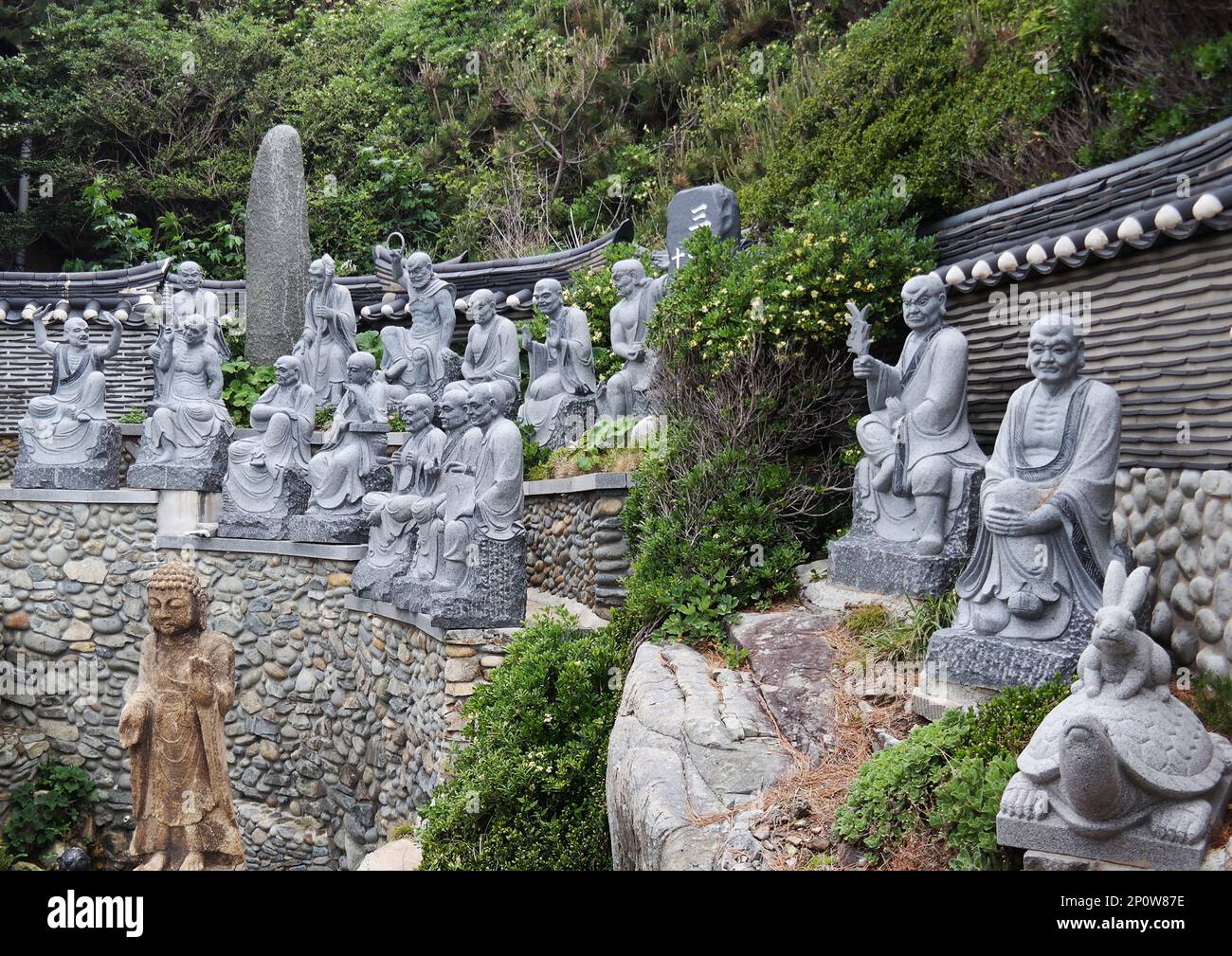 Busan, Südkorea - Mai 2019: Buddha-Statuen im Haedong Yonggungsa-Tempel am Meer Stockfoto