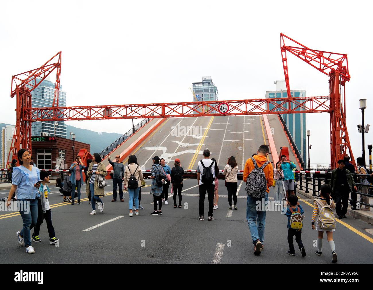 Busan, Südkorea - Mai 2019: Yeongdo-Brücke mit einer Länge von 214 Metern. Es war die erste einblättrige Brücke in Korea Stockfoto