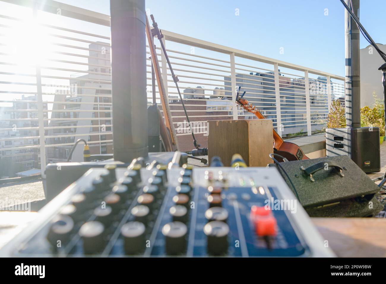 Live-Musik-Set, Fokus auf den Hintergrund, mit Instrumenten, Lautsprechern und Kopierraum. Stockfoto