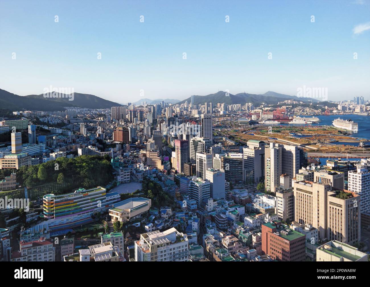 Busan, Südkorea - Mai 2019: Blick aus der Vogelperspektive auf die Stadt Busan Harbour vom Busan Tower Stockfoto