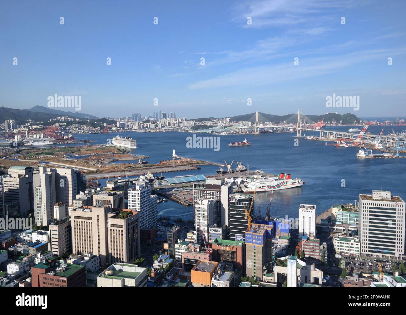 Busan, Südkorea - Mai 2019: Blick aus der Vogelperspektive auf die Stadt Busan Harbour vom Busan Tower Stockfoto