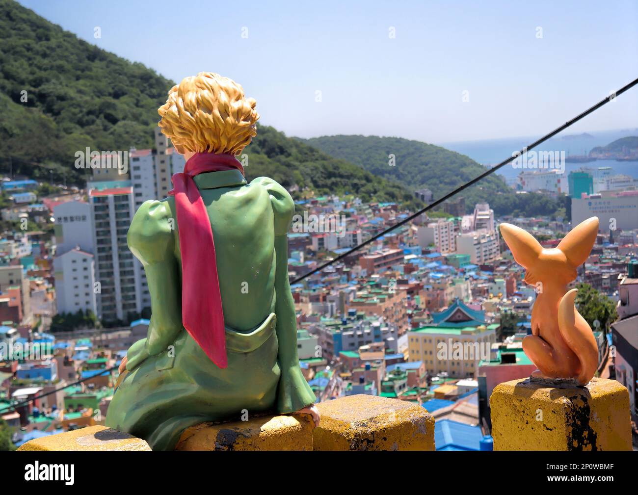 Busan, Südkorea - Mai 2019: Die berühmten bunten Statuen von „Little Prince“, die auf dem Hügel gebaut wurden, das Wahrzeichen des Gamcheon Culture Village Stockfoto