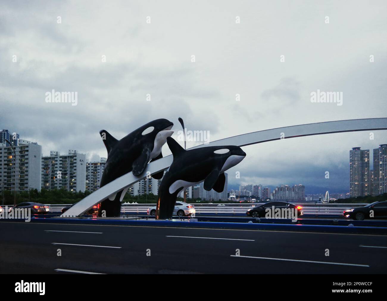 Busan, Südkorea - 2019. Mai: Zwei Walstatuen auf einer Autobahnbrücke Stockfoto