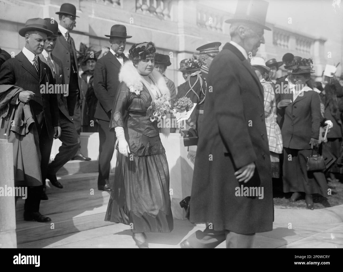Töchter der amerikanischen Revolution Präsident und Mrs. Wilson, Oberst Harts und andere verlassen D.A.R. Eingangshalle An Den Seiteneingängen, 1916. Stockfoto