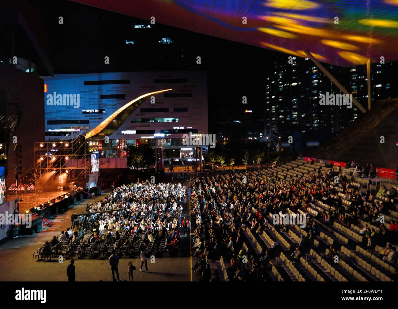 Busan, Südkorea - 2019. Mai: Publikumsbeobachtung unter dem Auslegerdach voller LED-Lichter des Busan Cinema Center Dureraum Stockfoto