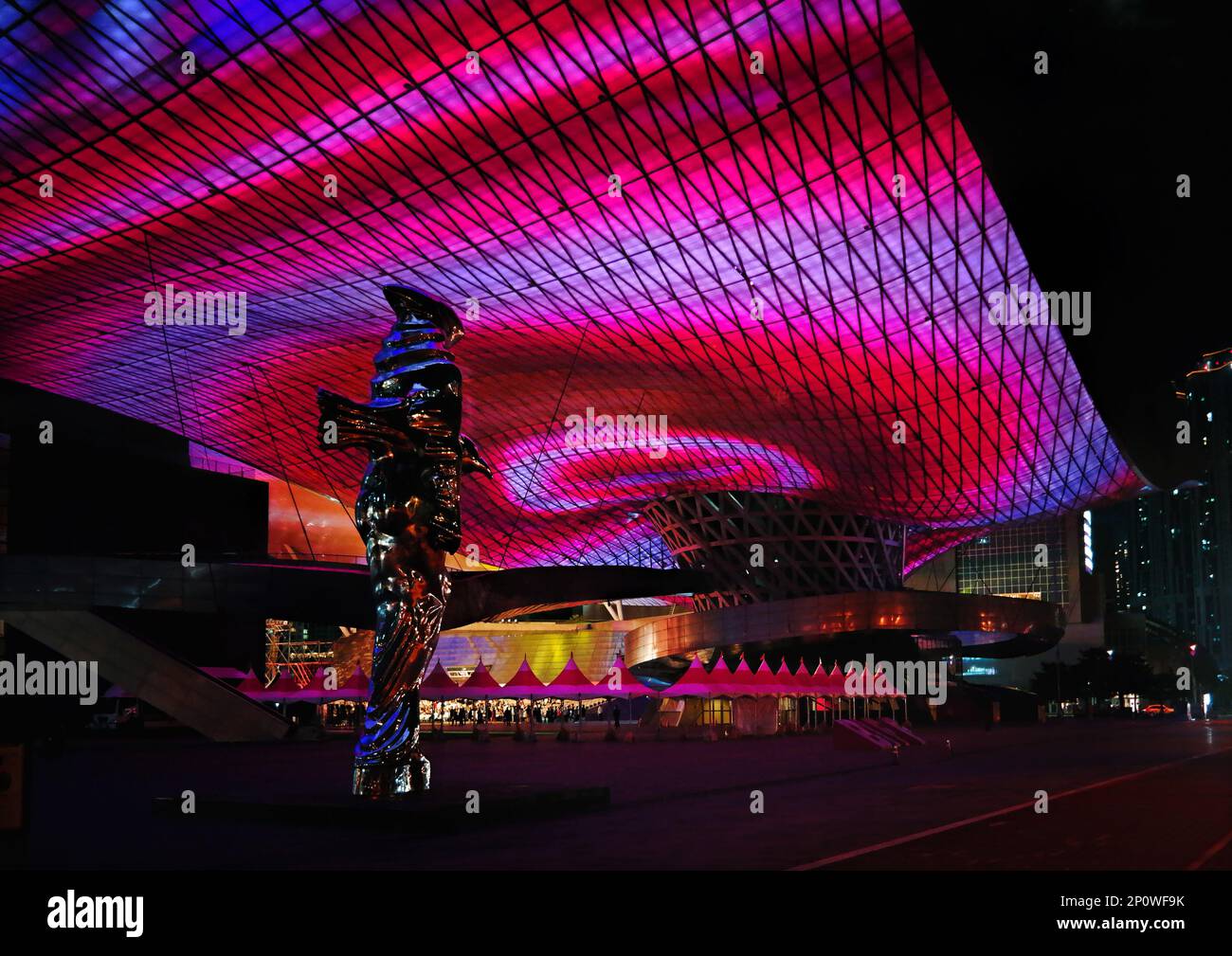 Busan, Südkorea - Mai 2019: Dach voller LED-Lichter von unten und außen vom Busan Cinema Center, auch „Dureraum“ in Busan City genannt Stockfoto