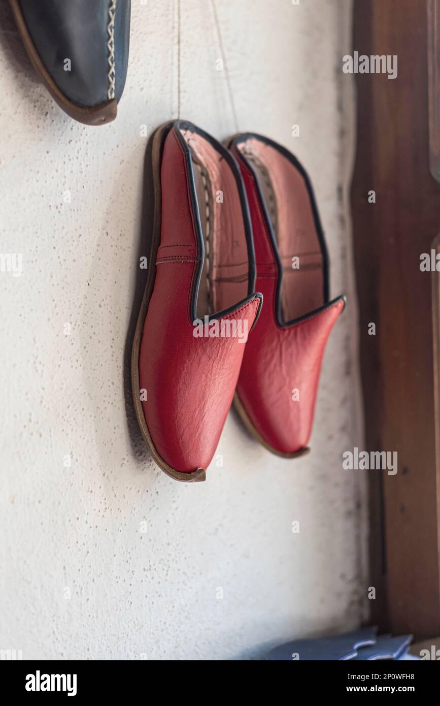 Traditionelle rote jemenitische Schuhe in einem Marktstand in der Stadt Kahramanmaraş im türkischen Land Stockfoto