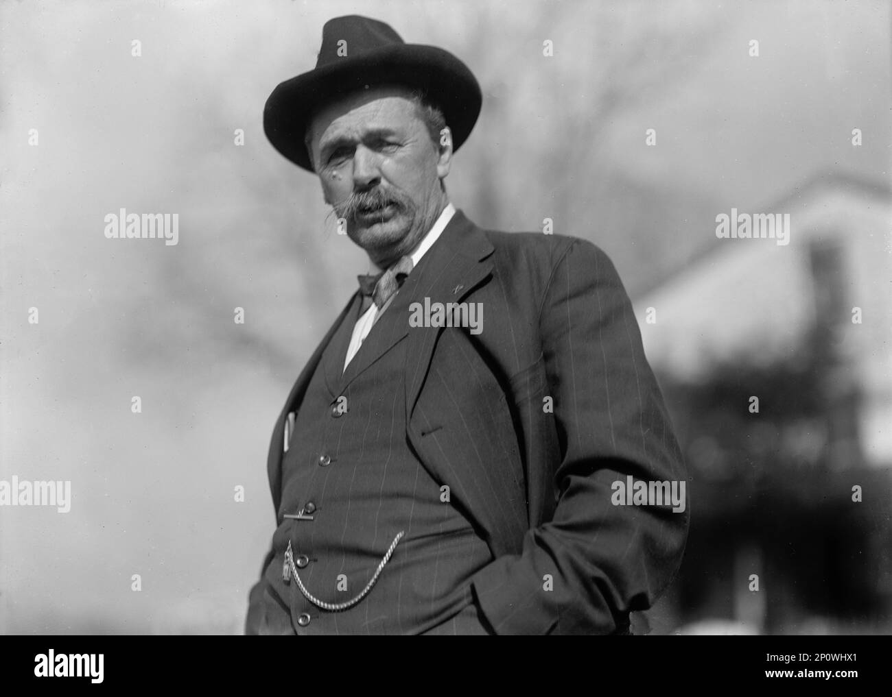Fehd - Szenen in Virginia Mountain Town bei Trial After Feud, 1912. Samuel W. Williams, Generalstaatsanwalt von Virginia. Foto wurde zwischen März und Mai 1912 in Carroll County, Virginia, aufgenommen. Steht im Zusammenhang mit dem zweiten Prozess gegen Floyd Allen, nachdem er den Richter in seinem ersten Prozess getötet hat. Grundbesitzer Floyd Allen wurde 1913 wegen Mordes verurteilt und hingerichtet, nach einer Schießerei im Gerichtsgebäude im letzten Jahr, bei der ein Richter, Staatsanwalt, Sheriff und zwei weitere starben. Stockfoto