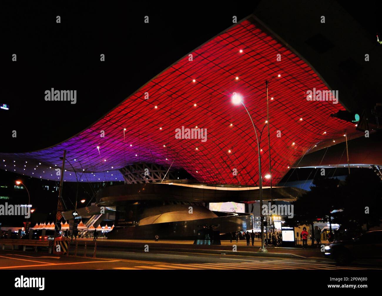 Busan, Südkorea - Mai 2019: Dach voller LED-Lichter von unten und außen vom Busan Cinema Center, auch „Dureraum“ in Busan City genannt Stockfoto