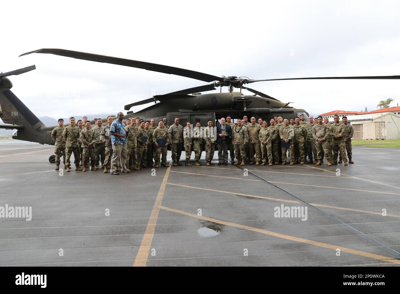 Soldaten der Hawaii Army National Guard (HIARNG) des 189. Aviation Regiment und 126. MEDEVAC erhalten besondere Anerkennung vom ehrenwerten Gouverneur Josh Green, M.D. und Major General Kenneth S. Hara, Adjutant General in Wahiawa, Hawaii, am 4. Februar 2023. Mehr als 25 Militärangehörige, darunter Flugbesatzung, zusätzliches Hilfspersonal, Flugzeugwartung, Betankungspersonal und Sanitäter, wurden für die Durchführung von mehr als 14 Flügen anerkannt, retteten 14 Leben und absolvierten insgesamt 30,1 Flugstunden, die die Zonen von Kauai, Molokai, Maui, Oahu und Big Island abdeckten. Zum ersten Mal in der Geschichte, USA Ar Stockfoto